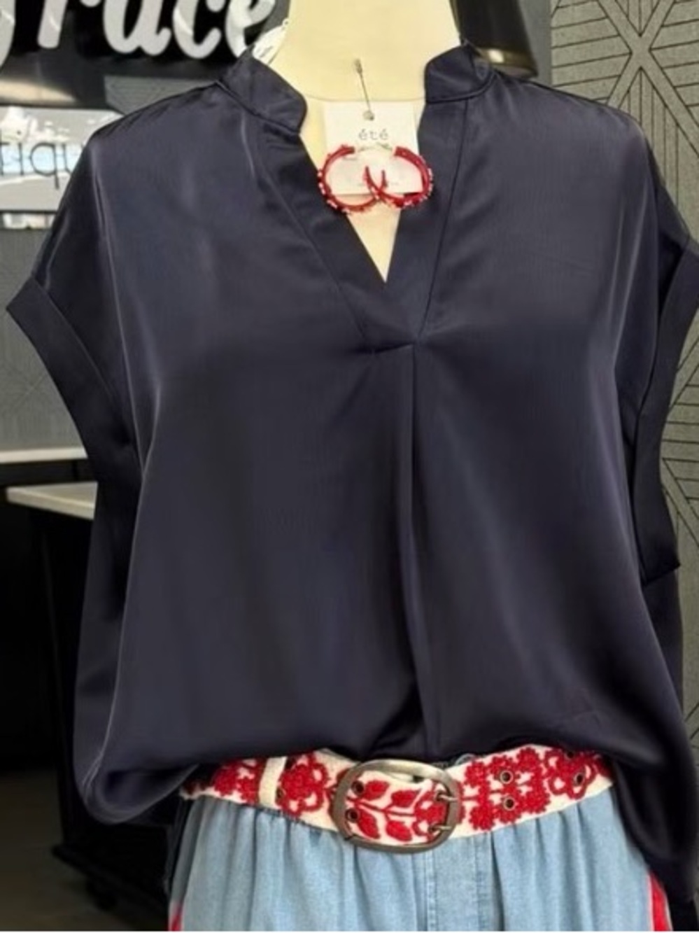 Sz Medium like new Navy blouse